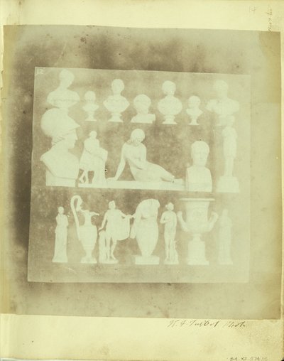 Gipsafgietsels op drie planken, in de binnenplaats van Lacock Abbey door William Henry Fox Talbot